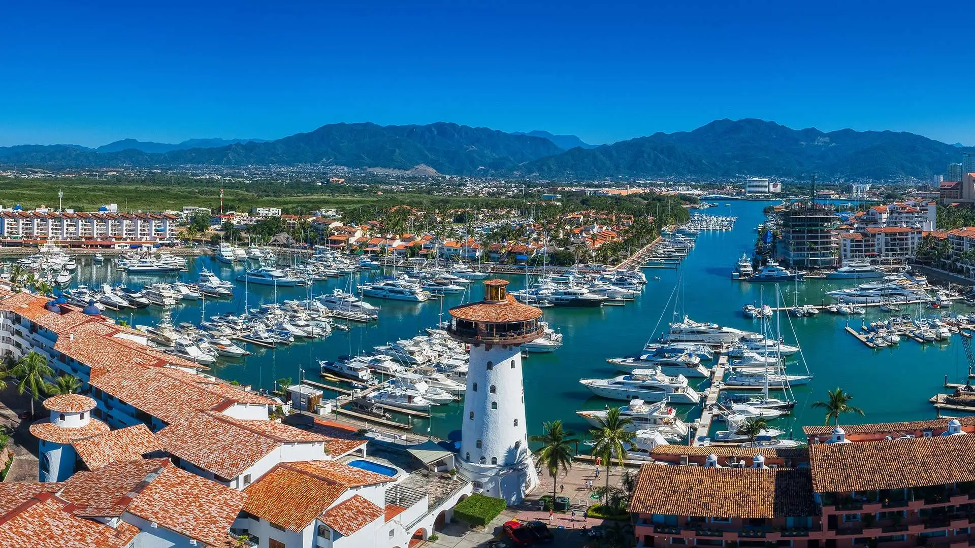 Marina Vallarta es un área urbanizada moderna y planificada, conocida por sus elegantes hoteles y complejos turísticos, playas de arena y un gran puerto deportivo que alberga yates de lujo.