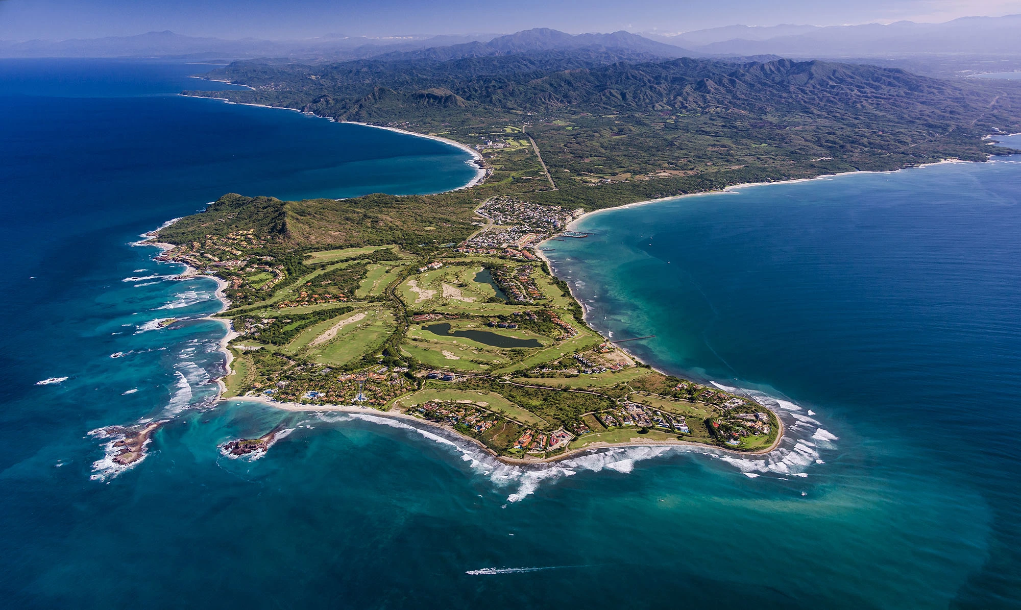 Punta de Mita es un complejo turístico de lujo ubicado en la costa del Pacífico, al norte de Puerto Vallarta. Es conocido por sus hermosas playas, su campo de golf de clase mundial y su variedad de restaurantes de alta calidad. También es un destino popular para practicar deportes acuáticos y para observar la vida marina.