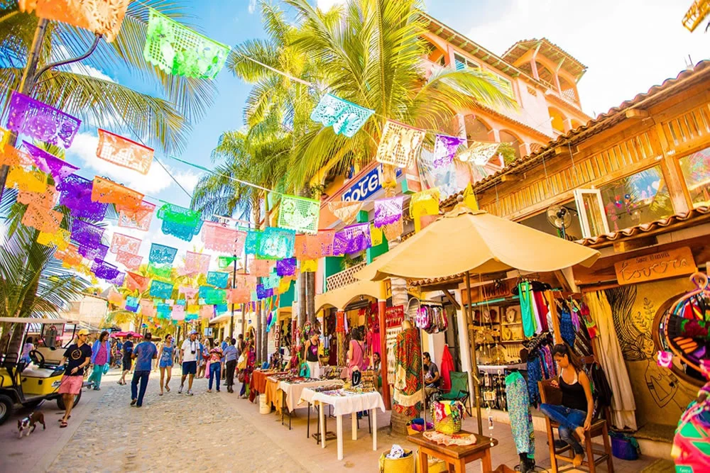 Sayulita es un pequeño pueblo costero ubicado al norte de Puerto Vallarta, en el estado de Nayarit. Es conocido por su ambiente relajado y bohemio, su colorida arquitectura y sus excelentes playas para practicar surf.