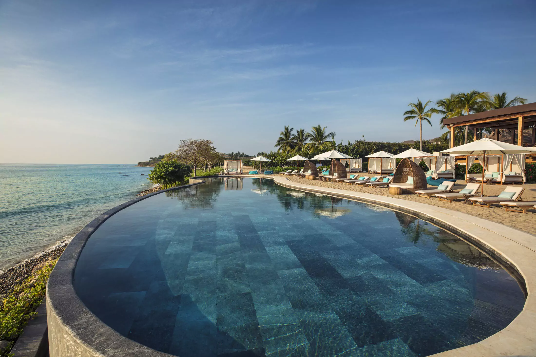 Sumérgete en la belleza de Sufi, una exclusiva playa en Punta Mita con renta de jet-ski. Disfruta de aguas turquesas y emocionantes experiencias acuáticas.